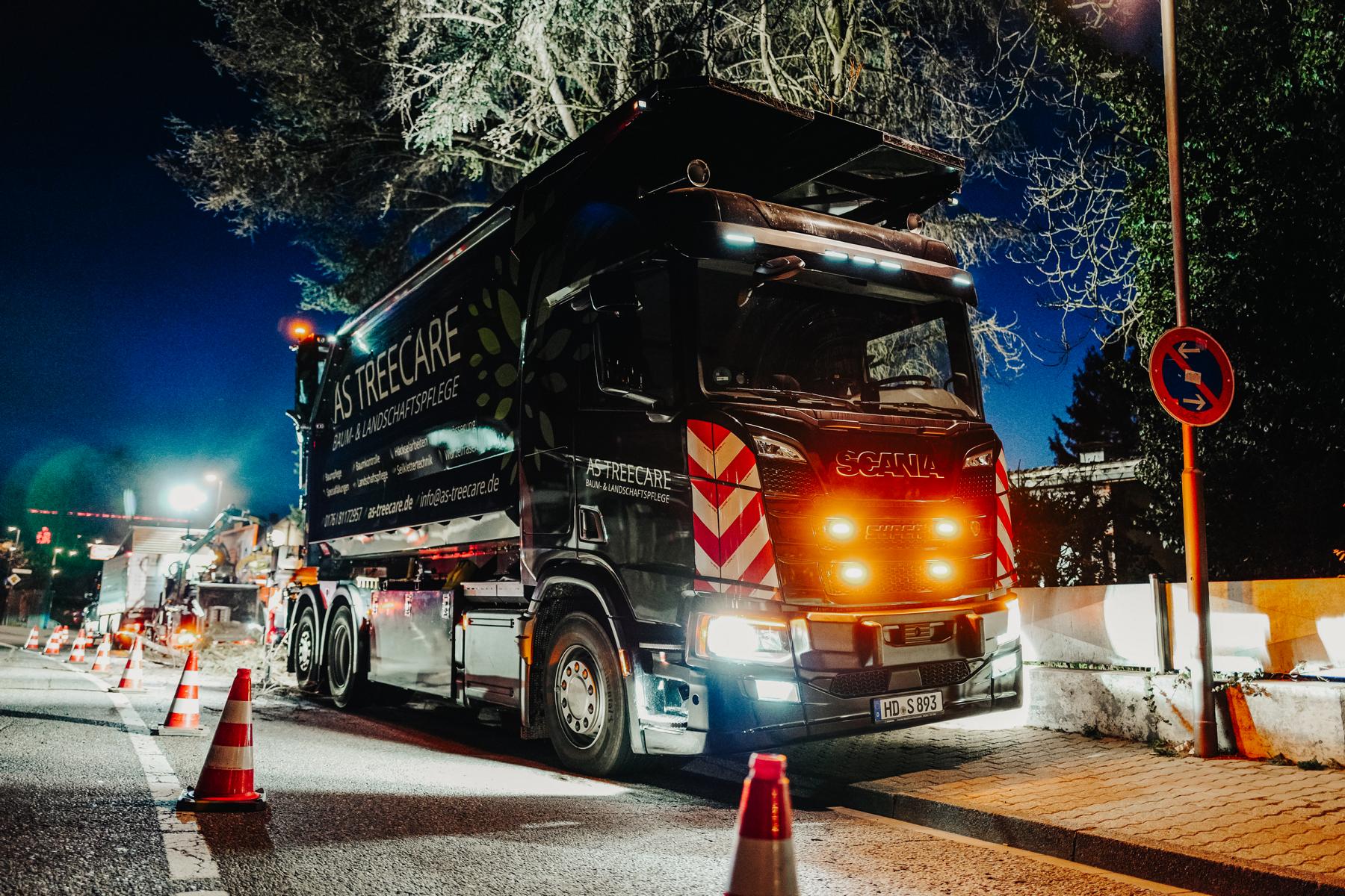 Construction site at night – AS TreeCare vehicle with warning technology