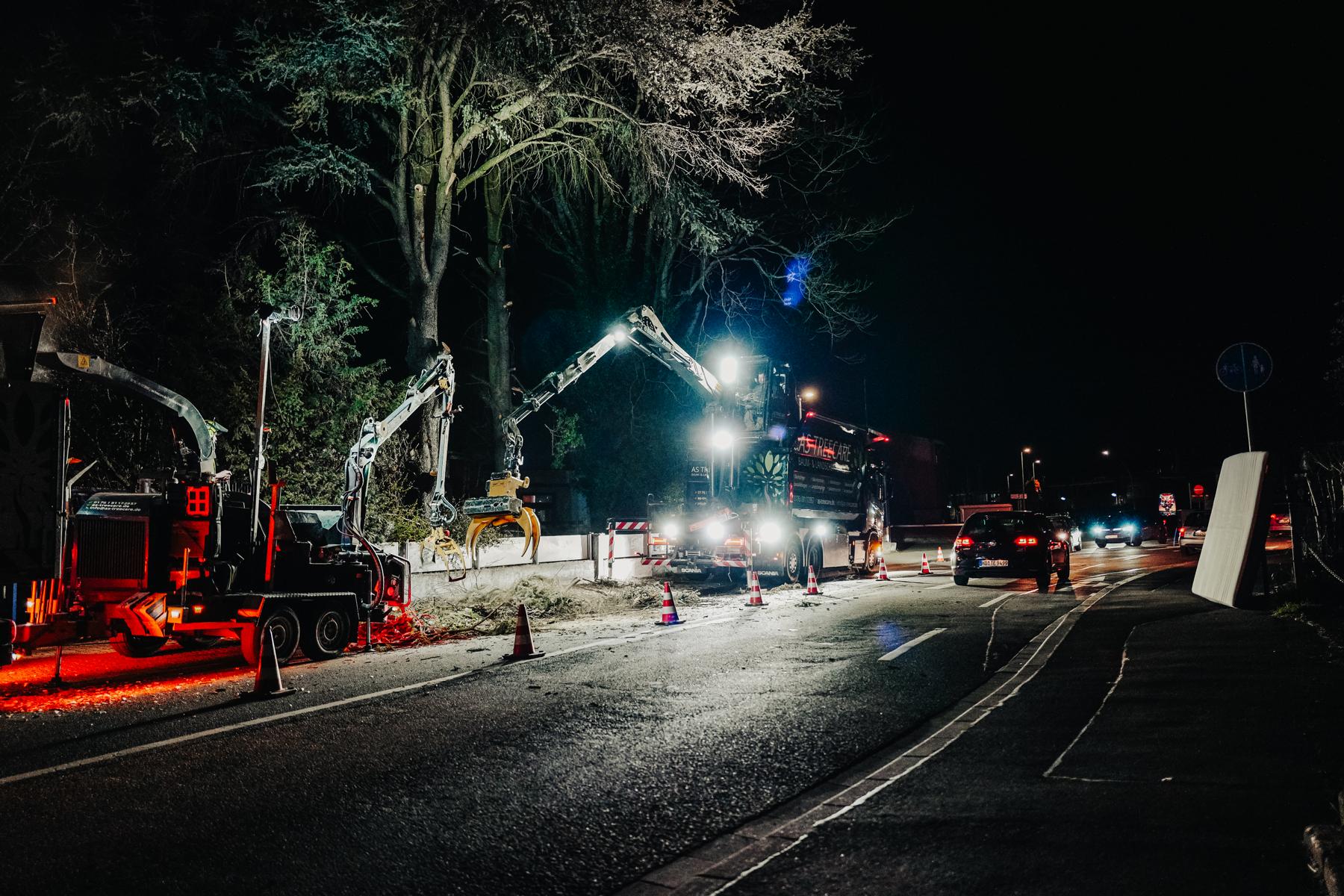 Convoy at night – clearly visible safety measures